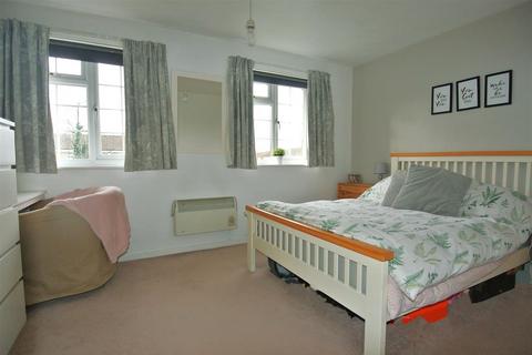 1 bedroom flat for sale, Hazelbank Road, Chertsey KT16
