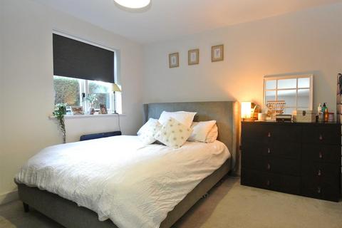 2 bedroom apartment for sale - Burn Close, Addlestone KT15
