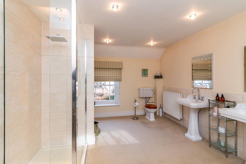 Master en-suite angle two