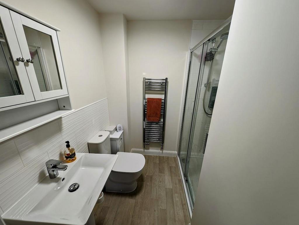 51 Fletcher road en suite 2.jpg