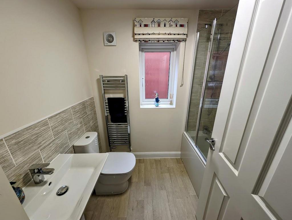 51 Fletcher Road bathroom.jpg