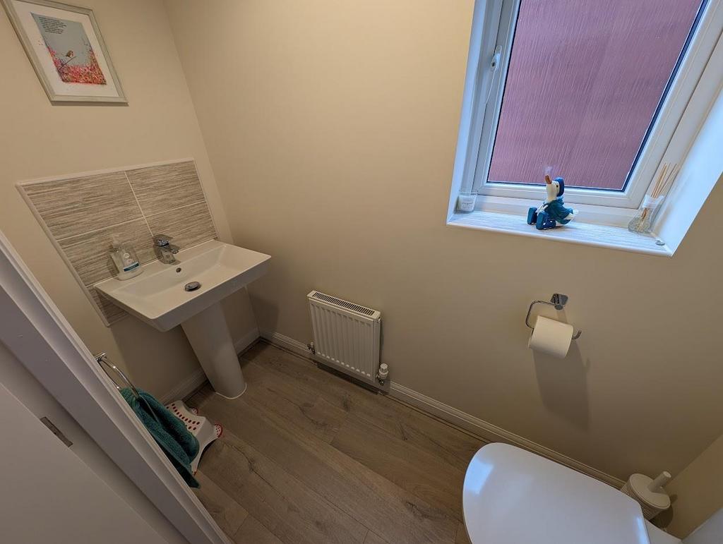51 Fletcher Road Downstairs Cloakroom.jpg