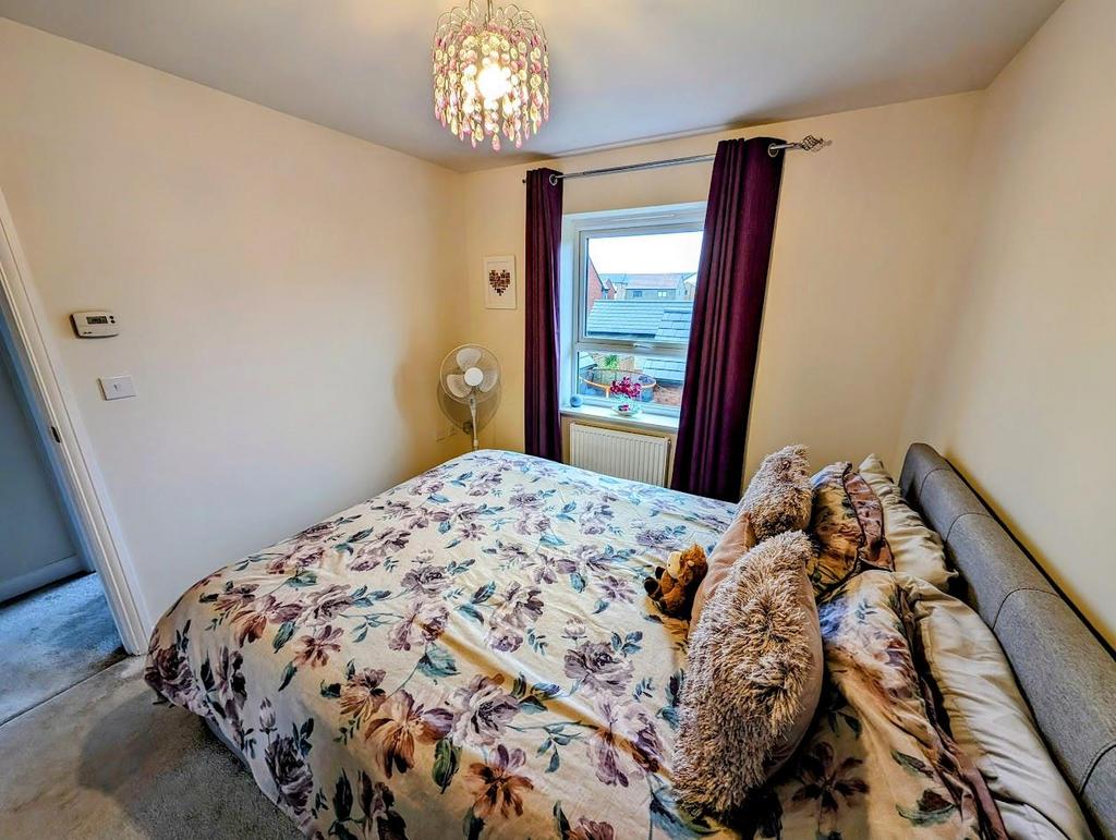 51 Fletcher Road bedroom 1 2.jpg