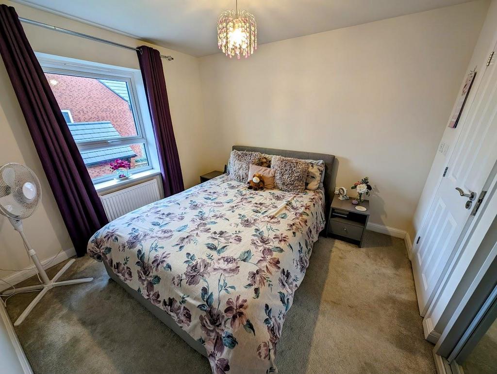 51 Fletcher Road bedroom1.jpg