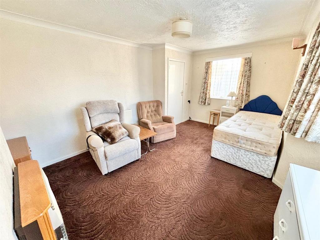 Graham Close, Portslade BN41 3 bed semidetached house for sale £300,000