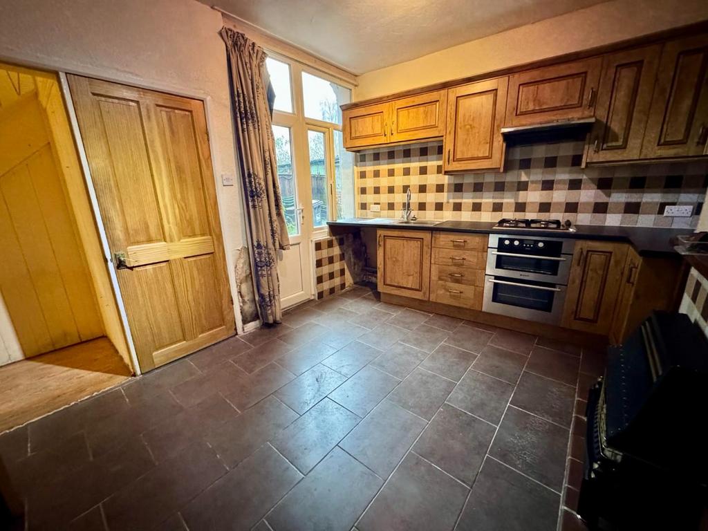 Kitchen 2.jpg