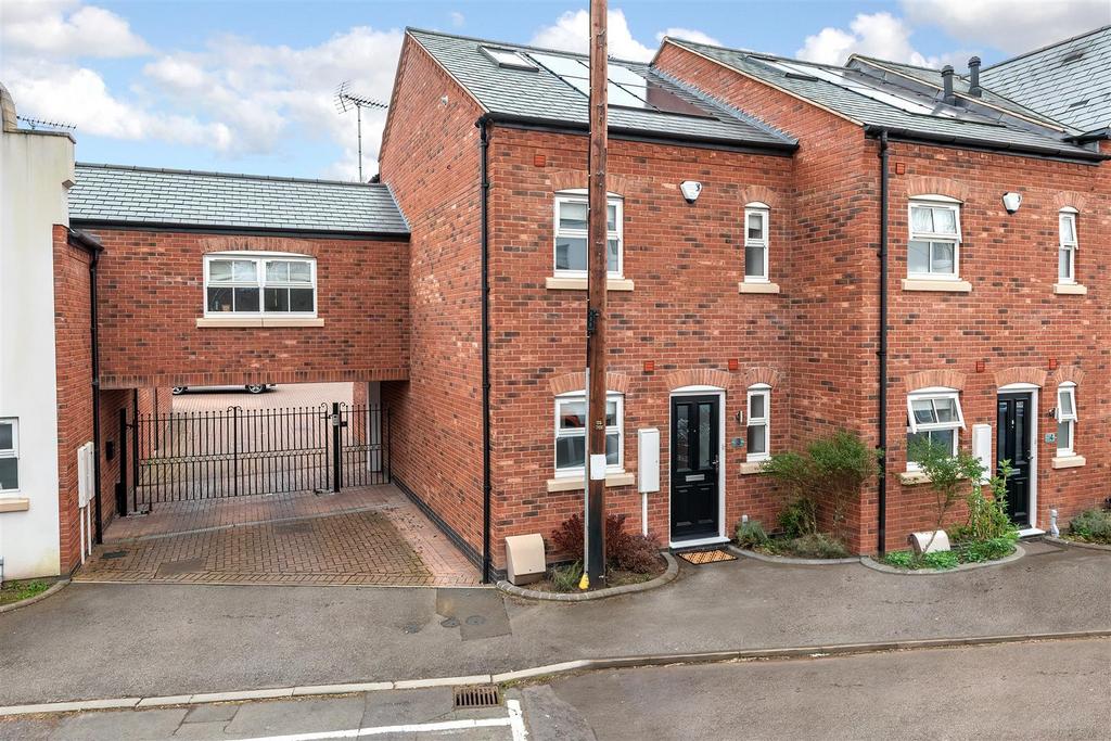 Milverton Crescent West, Leamington Spa 3 bed mews to rent £1,750 pcm