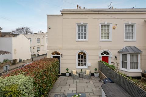 4 Adelaide Square, Windsor, SL4 2AQ