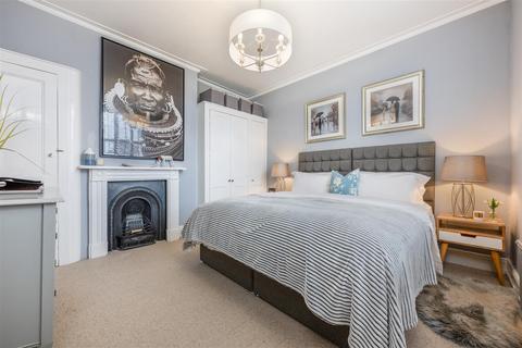 4 Adelaide Square, Windsor, SL4 2AQ