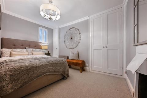 4 Adelaide Square, Windsor, SL4 2AQ