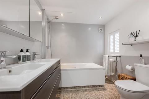 4 Adelaide Square, Windsor, SL4 2AQ