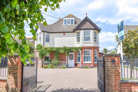 Barton Court Avenue, Barton on Sea, New Milton, BH25