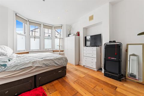 2 bedroom flat for sale, Holmesdale Road, London