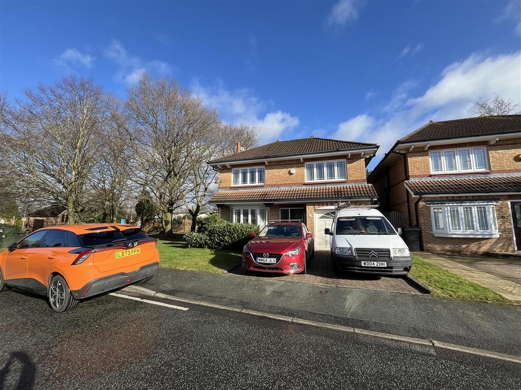 Wolverton Drive, Wilmslow, Cheshire 4 bed house £2,400 pcm (£554 pw)