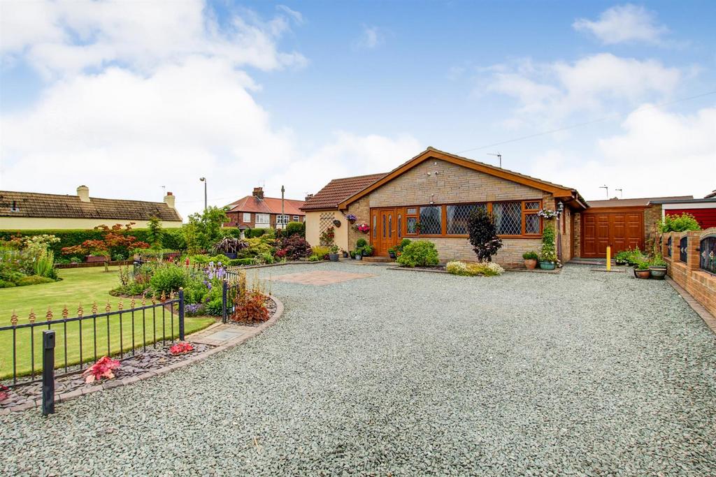 School Lane, Bempton, Bridlington YO15 1JA 3 bed detached bungalow for