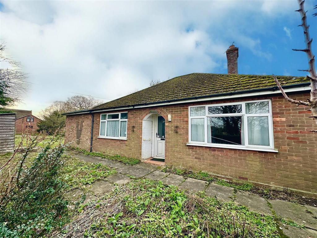 Hall Road, Blofield Heath NR13 3 bed detached bungalow for sale £350,000