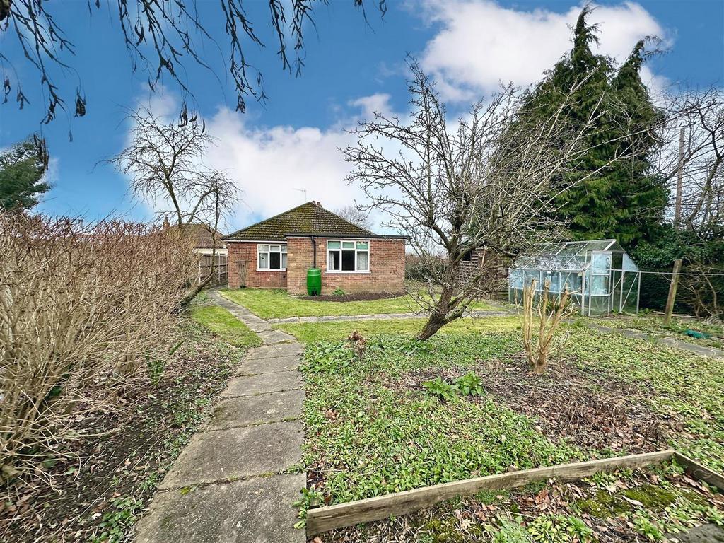 Hall Road, Blofield Heath NR13 3 bed detached bungalow for sale £350,000