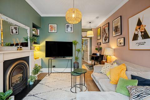 2 bedroom flat for sale, Lynton Road, London, W3
