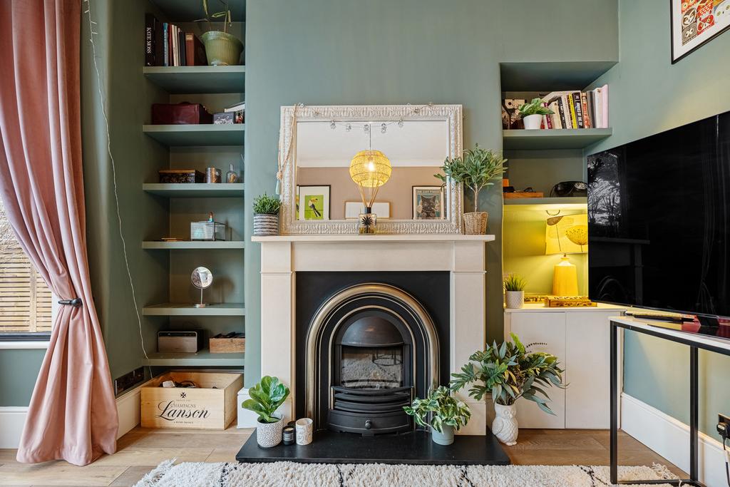 Lynton Road, London, W3 2 bed flat for sale £625,000