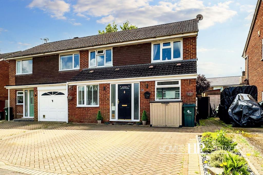 Parkfield Close, Crawley RH11 4 bed semidetached house for sale £450,000