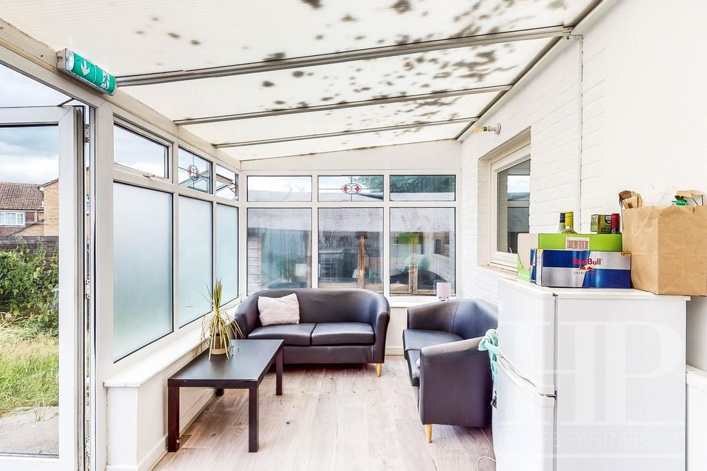 Kitchen/dining/lounge area