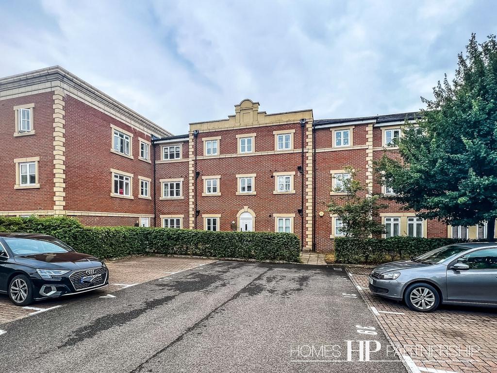 Royal Earlswood Park, Surrey RH1 2 bed flat £1,200 pcm (£277 pw)