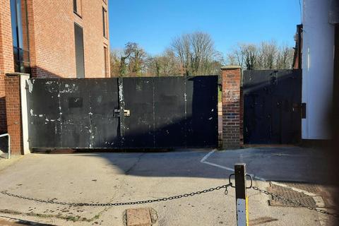 Storage to rent, Land r/o, 175 Walnut Tree Close, Guildford Surrey, GU1 4TX