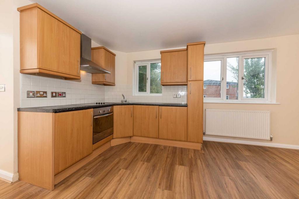 Treetops Close, Hart Lane, Luton LU2 2 bed flat £1,175 pcm (£271 pw)