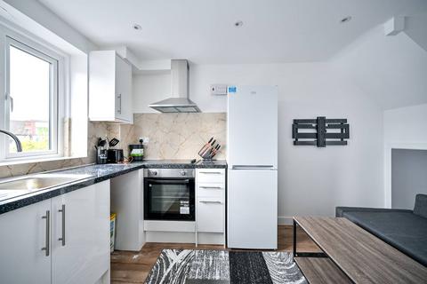 2 bedroom flat to rent, David Avenue, Ealing, Greenford, UB6