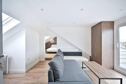 2 bedroom flat to rent, David Avenue, Ealing, Greenford, UB6