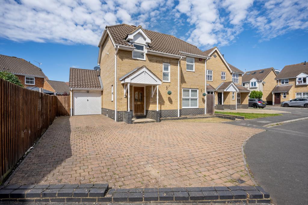 Fantasic Detatched in Lavender Close, Luton