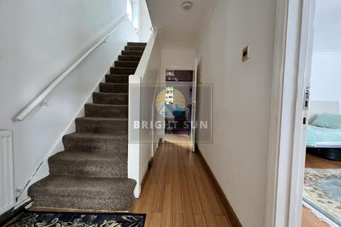 4 bedroom link detached house for sale, Hounslow TW5