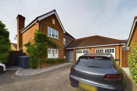 5 Little East Field, Coulsdon, CR5 1NX
