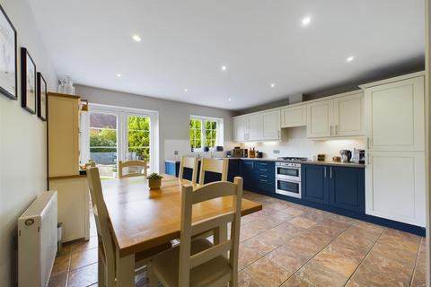 5 Little East Field, Coulsdon, CR5 1NX