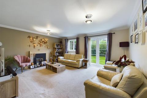 5 Little East Field, Coulsdon, CR5 1NX