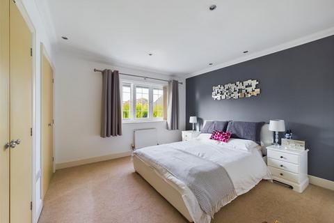 5 Little East Field, Coulsdon, CR5 1NX