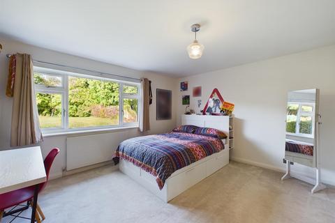 8a The Drive, Coulsdon, CR5 2BL