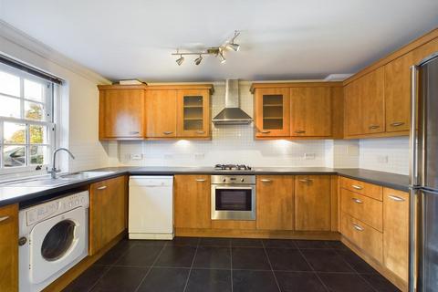 2 bedroom flat for sale, Gawton Crescent, Coulsdon CR5