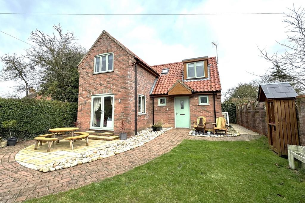 Modern Three Bed Detached family Home in Village
