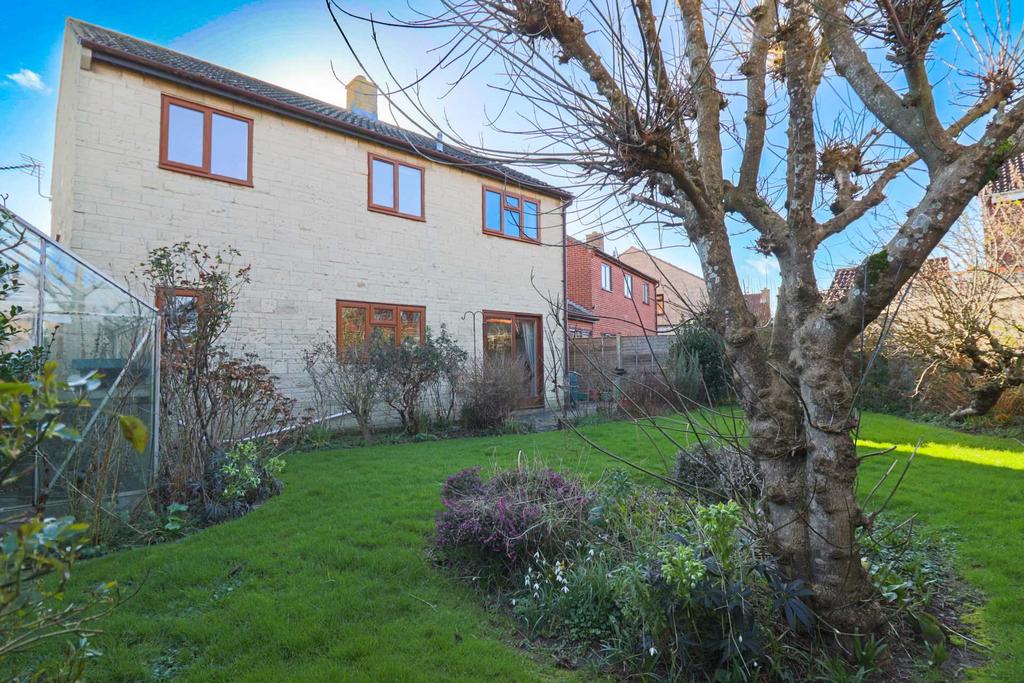 Gooch Way Expansive Family Home In Need Of Modernisation 4 bed