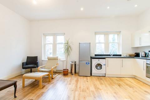 3 bedroom flat to rent, Stockwell Park Road, Brixton, London, SW9