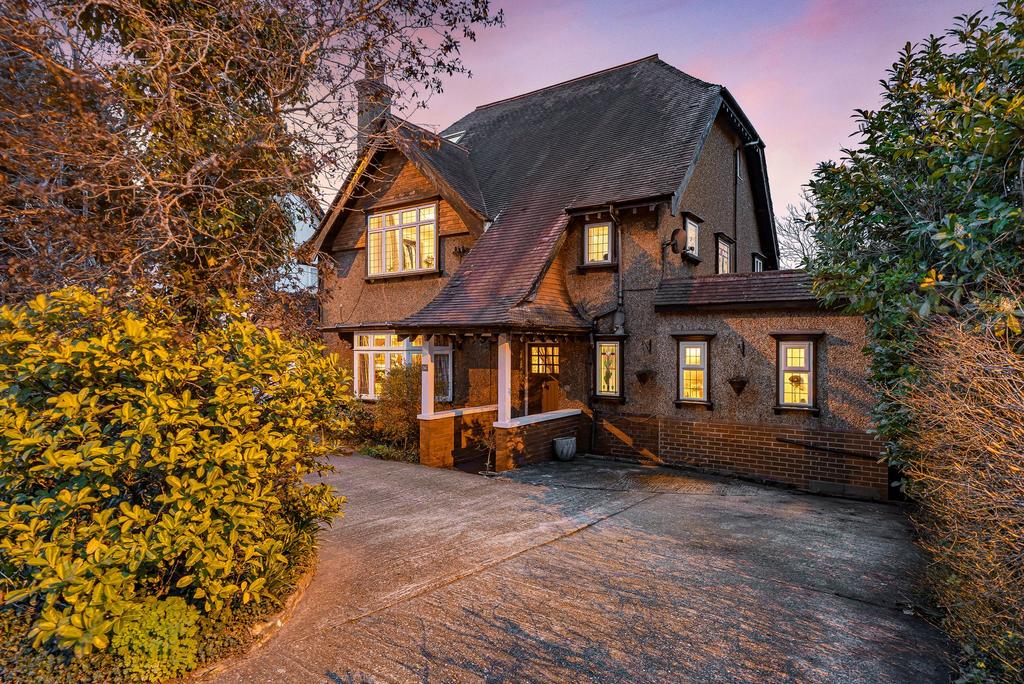 Woodcote Grove Road, Coulsdon CR5 5 bed detached house for sale £875,000