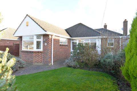 2 bedroom bungalow for sale - Chiltern Drive, Barton on Sea, New Milton, Hampshire, BH25