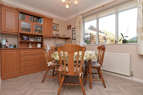 2 bedroom bungalow for sale - Chiltern Drive, Barton on Sea, New Milton, Hampshire, BH25