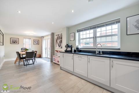 18 Hayes Drive, Three Mile Cross, Reading, RG7 1GA