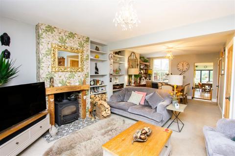 3 bedroom semi-detached house for sale - With Spacious Accommodation in Central Hawkhurst