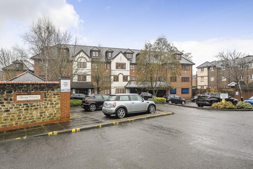 Kings Road, GU7 2 bed penthouse for sale £299,950