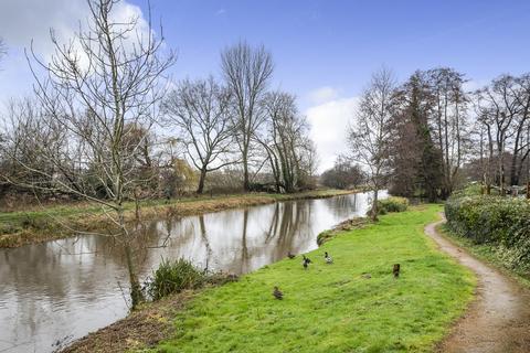 17 Weyview Gardens, Godalming, GU7 1GG