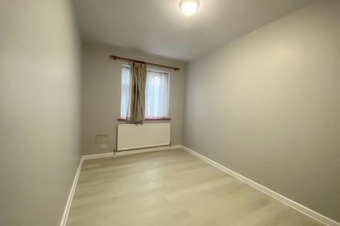 2 bedroom flat to rent, Squirrels Close, Finchley N12