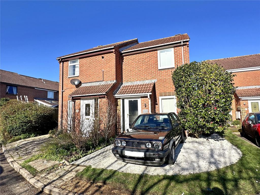 Vincent Close, New Milton, Hampshire... 2 bed semidetached house for